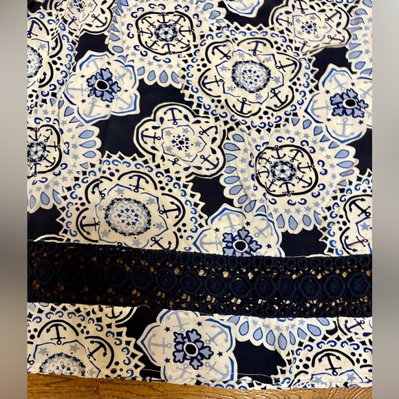 Beautiful Crown & Ivy Top - Picture 2 of 5